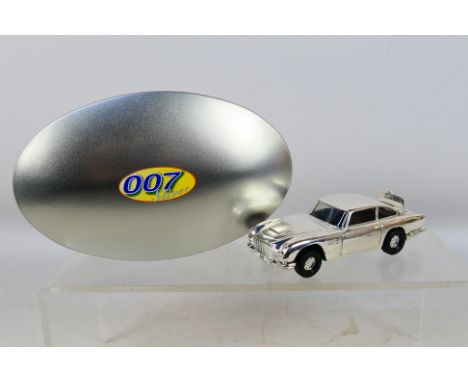 Corgi - 007 Silver - A Limited Edition for Collectors magazine silver plated Aston Martin DB5. This items is model 12 of 62 p