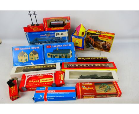 Hornby - Mainline - Tri-ang - Peco - A mixed assortment of HO/OO model railway items to include a boxes Country Station and s