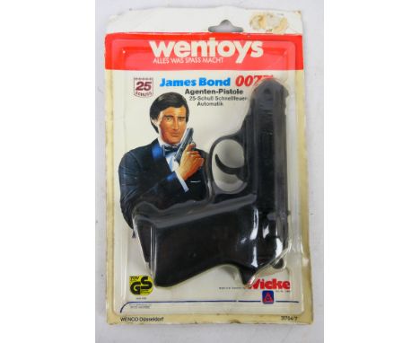 Wentoys / Wicke - A carded 'James Bond 007' #31704/7 plastic cap firing pistol. The gun appears to be in Mint condition in a 