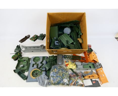 Airfix - An mixed assortment of loose plastic army items to include various mixed 1/76 figures from different sets (over 400)