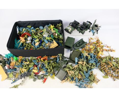 Bluebird - Airfix - An mixed assortment of loose plastic army items to include figures (1/32 scale) vehicles and other access