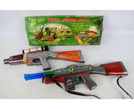 Tada - Two vintage lithograph printed tinplate toy guns. Lot consists of a boxed Japanese tinplate 'Big Hunt' Rifle with Scre