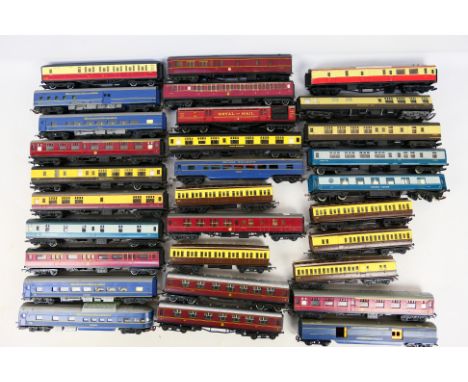 Hornby - Lima - Airfix - Tri-ang - A mixed assortment of 30 HO/OO gauge coaches in varying liveries to include Mail coaches, 