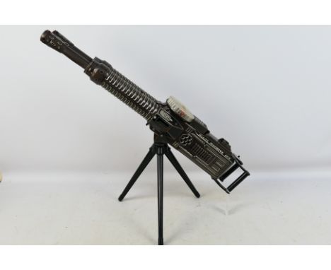 Nomura (Japan) - An unboxed vintage Japanese tinplate 'Giant Machine Gun' from Nomura. The gun comes with tripod, and has sig