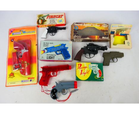 Lone Star - Crescent - Other - A collection of 4 carded / boxed vintage cap guns with 2 boxed gun 'torch lights'. Lot include