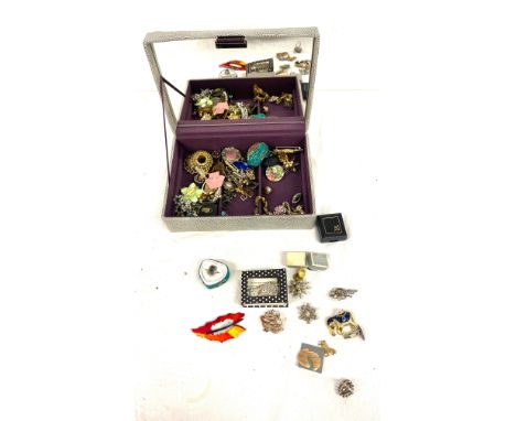 Jewellery box full of vintage costume jewellery 