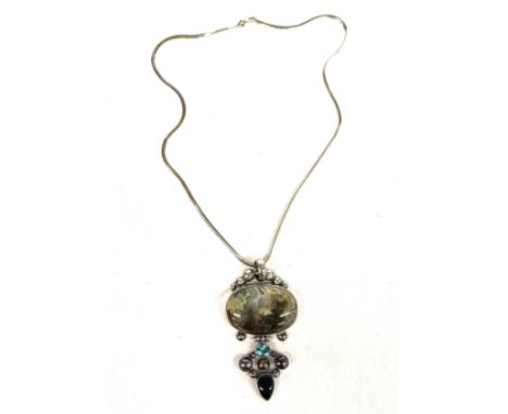 Ladies silver pendant and chain 