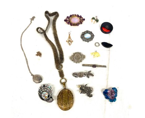 Selection of vintage and later jewellery to include brooches, pendants etc 