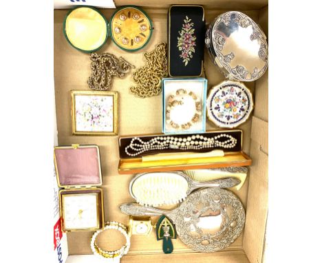 Tray of vintage and later miscellaneous items includes compacts, costume jewellery etc 