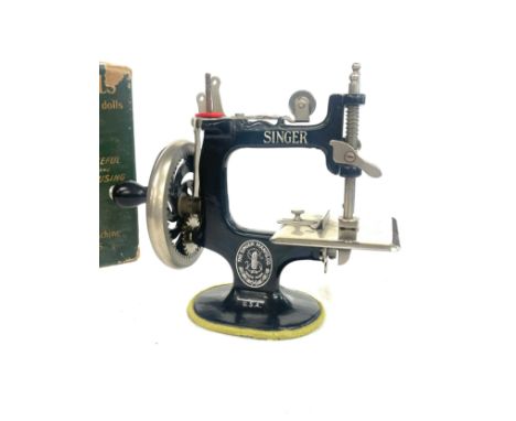 Vintage Singer for the girls sewing machine, with box lid 
