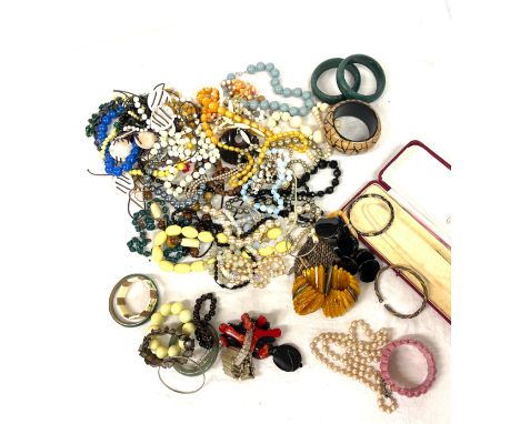 Selection of vintage costume jewellery, bangles and beads etc 