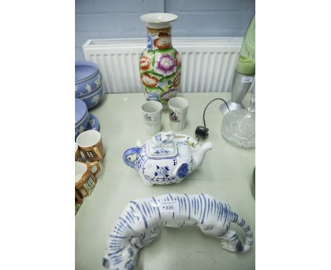 PAIR OF 'CITY OF MANCHESTER' WW1 'PEACE' MUGS, WELL MODELLED CERAMIC MODEL OF A TIGER, LARGE POTTERY VASE, A POSY CASE IN THE