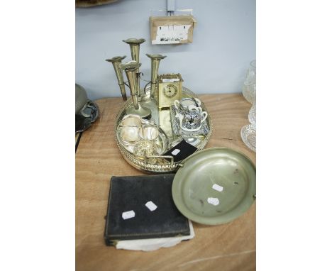 AN ELECTROPLATE OVAL TWO HANDLED GALLERY TRAY, AN ELECTROPLATE CREAM JUG AND SUGAR BASIN ON TRAY, A QUARTZ MANTEL CLOCK ETC..