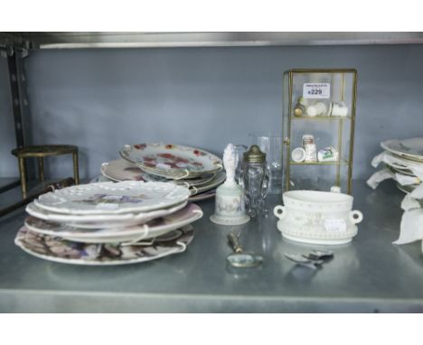 COLLECTION OF COLLECTABLE THIMBLES IN SMALL GLASS CASE, TWO RIBBON PLATES, COLLECTORS PLATES AND ANOTHER PLATE, 2 SMALL LLADR