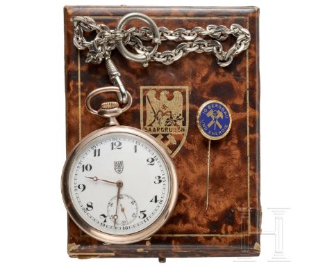 Geschenk-Taschenuhr der preußischen Saargruben, im Etui  Silberne, teils vergoldete Taschenuhr mit Widmungsgravur "Für langjä