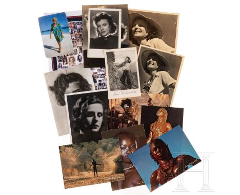 Leni Riefenstahl - verschiedene Fotos, eines mit Signatur, Postkarten, Sterbekarte sowie "In memoriam"-Layout-Foto  Leni Rief