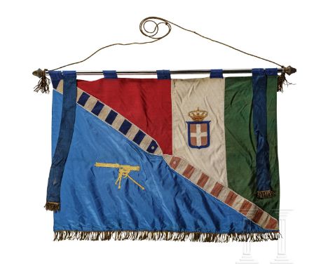 Fahne einer MG-Einheit, 1930er - 1940er Jahre  Grün-weiß-rote und blaue Seide, mehrteilig vernäht, unten goldener Fransenbeha