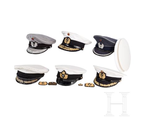 Sechs Schirmmützen für Offiziere und vier Marineeffekten  Vier weiße Sommerschirmmützen der Marine, dabei eine für Admiral (u