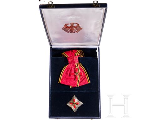 Großes Verdienstkreuz mit Stern und Schulterband im Etui  Vergoldetes, farbig emailliertes Ordenszeichen (Breite ca. 60 mm) a