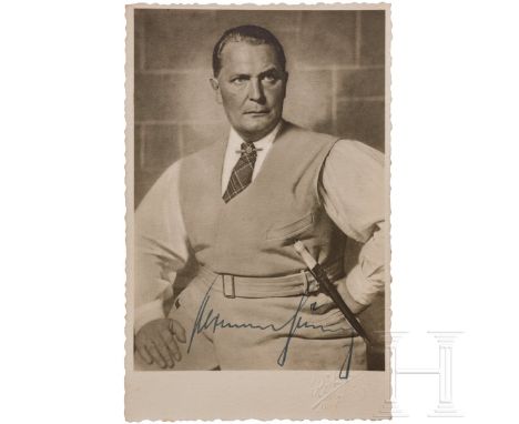 Susi Demoll und Hermann Göring - eigenhändig signierte Portraitkarte  Röhrportraitpostkarte mit Abbildung HGs sitzend als Rei