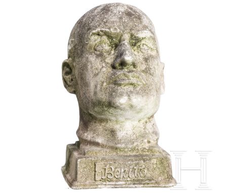 Benito Mussolini - Portraitbüste  Lebensgroße Büste aus Steinguss, der Sockel bezeichnet "Benito". Verwittert. Höhe ca. 35 cm