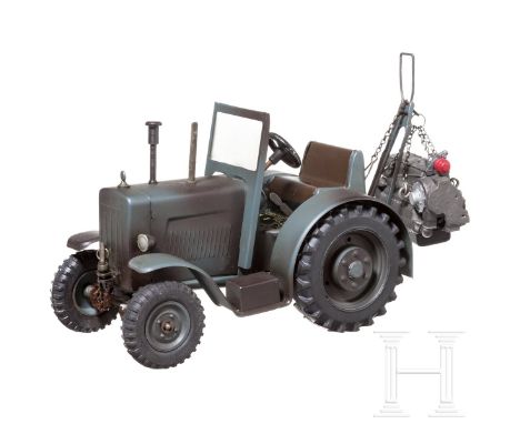 Grauer Militärtraktor mit anhängendem Flugzeugmotor-Modell  Blechausführung, 80er Jahre, 7 cm-Serie. Ein Militärtraktor, Hers