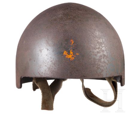 Stahlhelm für die Kamikaze-Besatzung von Shinyo-Sprengbooten, 1944/45  Dicke, im Profil leicht spitzbogige Stahlglocke, im St