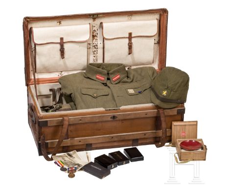 Uniform- und Ausrüstungsensemble für einen Armeeoffizier im 2. Weltkrieg  Feldmütze aus khakifarbenem Tuch, stirnseitig ein a