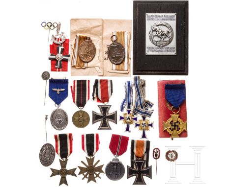 Kleine Ordenssammlung  Zwei EK 2, zwei Mutterkreuze in Gold, zwei KVK 2. Klasse und eine Medaille, zwei Schutzwallmedaillen, 