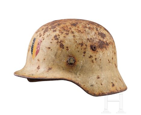 Stahlhelm M 35, deutsch, mit Wintertarnanstrich und belgischem Emblem  Stahlglocke mit  Belüftungsnieten, rostig/narbig mit w