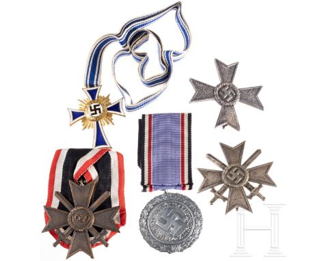 Fünf Orden und Auszeichnungen, mit Kriegsverdienstkreuz 1. Klasse 1939 ohne Schwerter und Luftschutz-Ehrenzeichen   Fünf Orde