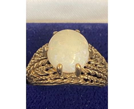 9ct Gold ring set with opal Weight 4.3g Size M 