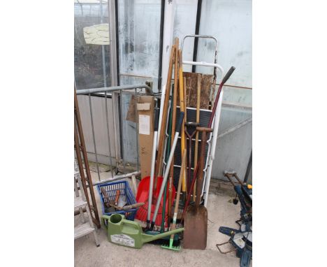 AN ASSORTMENT OF GARDEN TOOLS TO INCLUDE STEP LADDERS, RAKES AND DRAINING RODS ETC 
