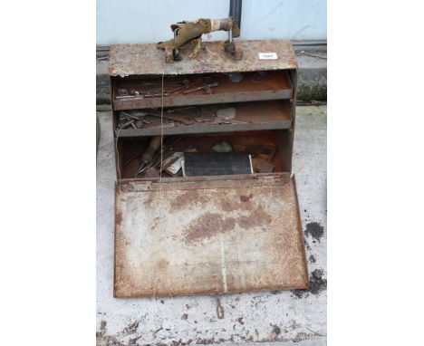 A METAL TOOL BOX WITH AN ASSORTMENT OF TOOLS TO INCLUDE DRILL BITS AND CHUCK KEYS ETC 