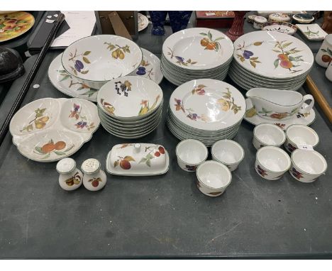 A COLLECTION OR ROYAL WORCESTER EVESHAM DINNERWARE TO INCLUDE PLATES, SIDE PLATES, BOWLS, RAMEKINS, LIDDED BUTTER DISH ETC 