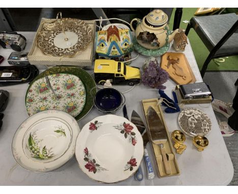 A LARGE MIXED VINTAGE LOT TO INCLUDE CAKE STANDS, A NOVELTY TEAPOT AND LAMP, WEDGWOOD AND SPODE KNIVES, OPERA GLASSES, WALL P