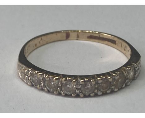 A 9 CARAT GOLD RING WITH CUBIC ZIRCONIAS SIZE O 