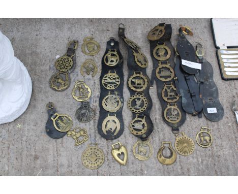 AN ASSORTMENT OF VINTAGE HORSE BRASSES 