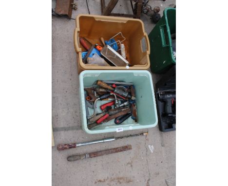 AN ASSORTMENT OF HAND TOOLS TO INCLUDE CHISELS, FILES AND A BRACE DRILL ETC 