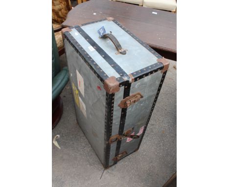 AN EARLY 20TH CENTURY COMPRESSED FIBRE TRAVEL TRUNK 