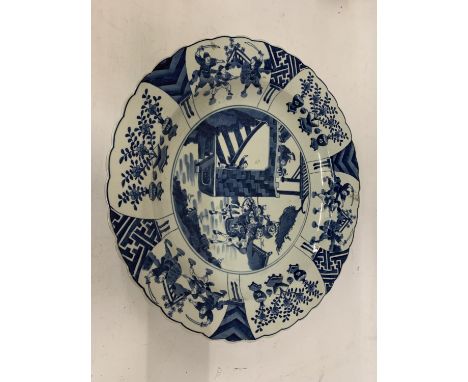 A QING DYNASTY KANGXI STYLE BLUE AND WHITE PORCELAIN SHALLOW BOWL - 44 CM DIAMETER 