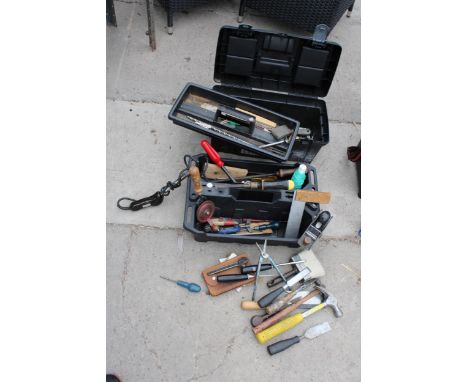 A PLASTIC TOOL BOX AND AN ASSORTMENT OF TOOLS TO INCLUDE SCREW DRIVERS AND CHISELS ETC 