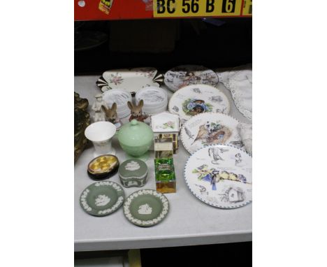 A MIXED LOT TO INCLUDE THREE PIECES OF GREEN WEDGWOOD JASPERWARE, DANBURY MINT 'BIRD WATCHER'S NOTEBOOK' PLATES, CRUISE SHIP 