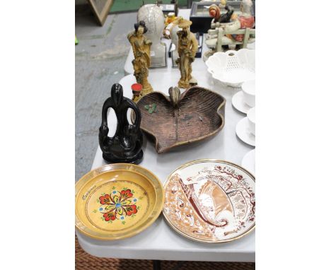 A MIXED LOT TO INCLUDE A PAIR OF VINTAGE HAND DECORATED CHINESE ORIENTAL STATUES PLUS A ONYX AFRICAN FAMILY OF FOUR SCULPTURE
