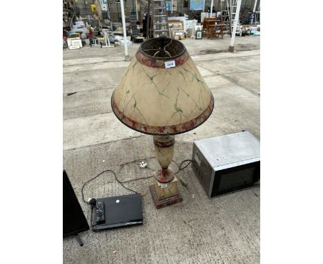 A LARGE ORNATE AND DECORATIVE TABLE LAMP WITH SHADE 