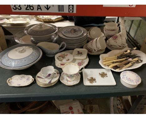 A QUANTITY OF CERAMICS AND FLATWARE TO INCLUDE A WEDGWOOD TRINKET POT, A ROYAL STUART TEASET, PART DINNER SERVICE TO INCLUDE 