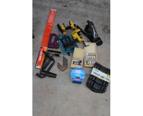 AN ASSORTMENT OF TOOLS TO INCLUDE VICES, A STANLEY WOOD PLANE AND DRILL BITS ETC 