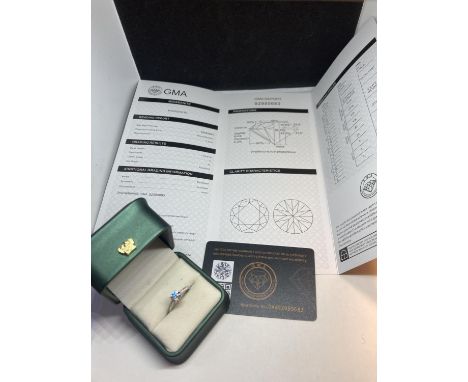 A MARKED 925 RING WITH A ONE CARAT SOLITAIRE MOISSANITE SIZE N/O IN A PRESENTATION BOX WITH A GMA CERTIFICATE 