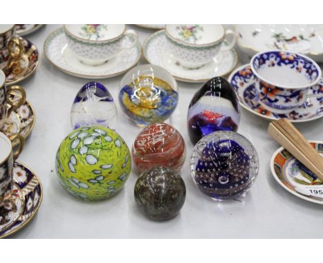 A COLLECTION OF SEVEN GLASS PAPERWEIGHTS TO INCLUDE SIGNED M'DINA AND CAITHNESS 