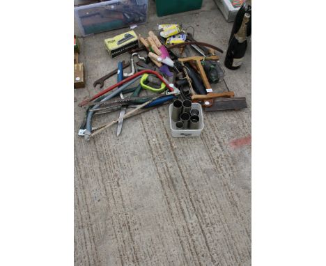 AN ASSORTMENT OF GARDEN TOOLS TO INCLUDE SAWS, TROWELS AND A MINCER ETC 